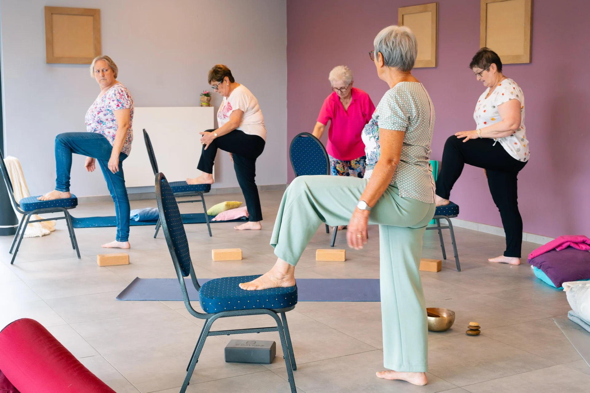 Senior pratiquant le yoga en toute sérénité